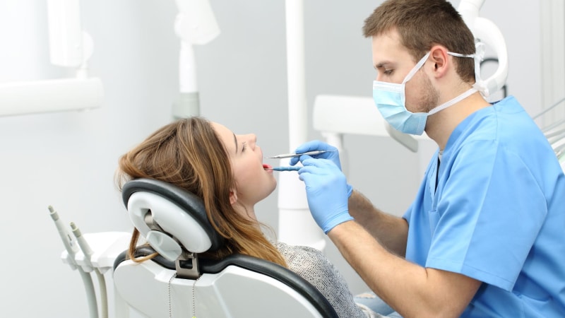 Ile zarabia dentysta?